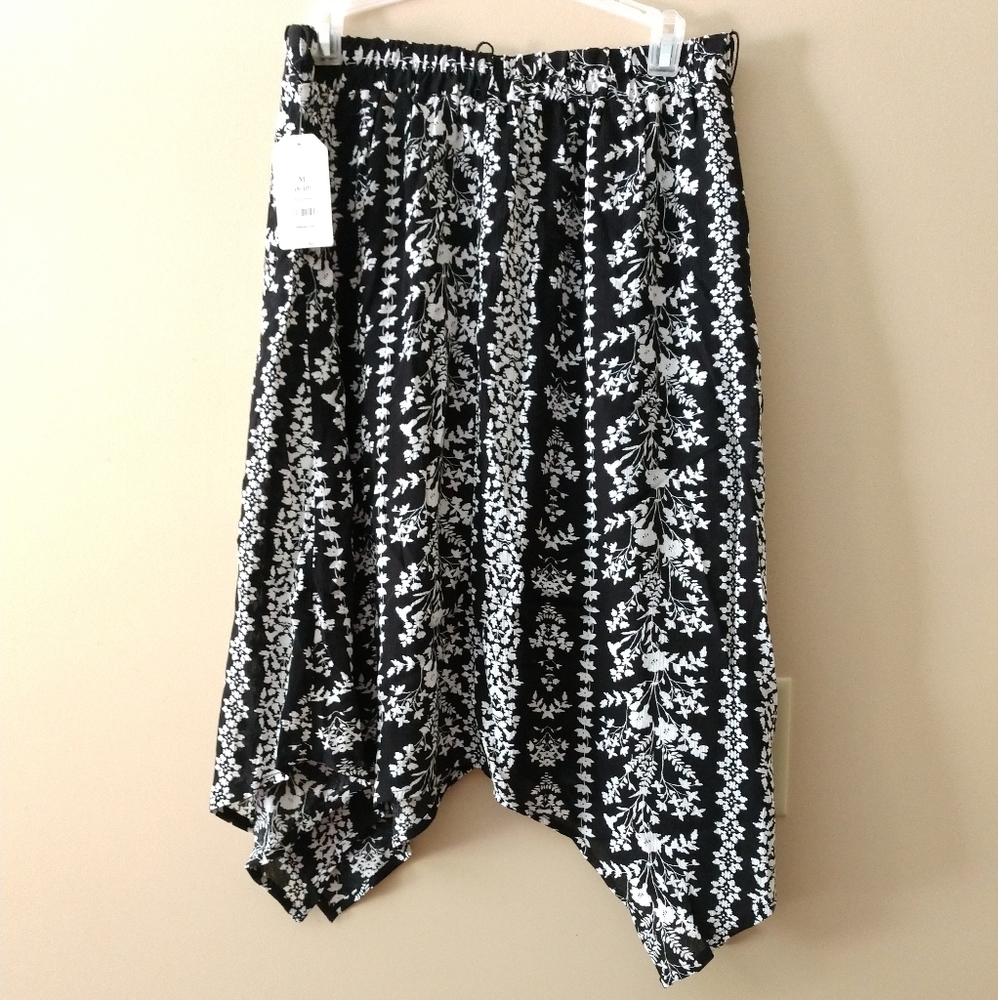 Asymmetric wrap skirt black white sz 8/10